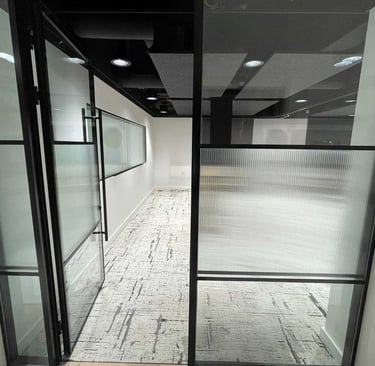 Interjero ir eksterjero langų apipavidalinimas DECOSONA su matinėmis ir spalvotomis stiklo plėvelėm