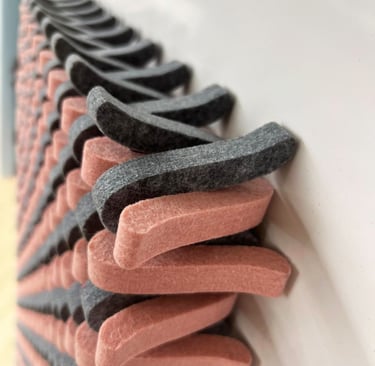 Akustinės dekoratyvinės panelės rėmeliuose DECOSONA su individualiai išpjaustomais raštais