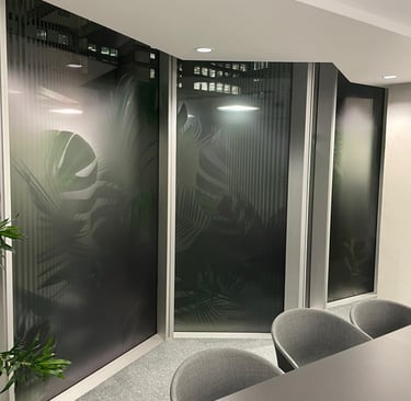 Interjero ir eksterjero langų apipavidalinimas DECOSONA su matinėmis ir spalvotomis stiklo plėvelėm