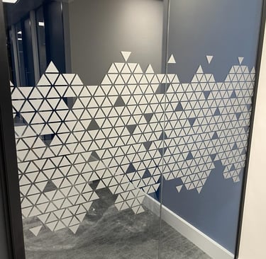 Interjero ir eksterjero langų apipavidalinimas DECOSONA su matinėmis ir spalvotomis stiklo plėvelėm