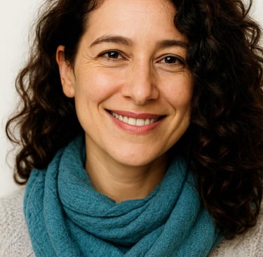 Donna con capelli ricci e sciarpa blu