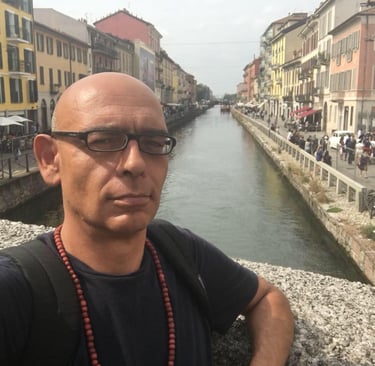 Uomo con zaino in piedi su un ponte