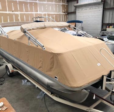 Pontoon snap down mooring boat cover.