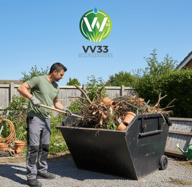 Ouvrier qui rempli une benne 