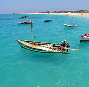 barca en agua cristalina