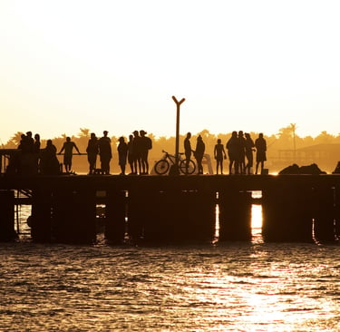 Un grupo de personas de pie en el Muelle Santa María.