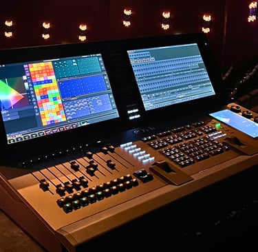 ETC Eos Ti (Titanium) Konsole von Lichtdesigner Mike Weidemann am FoH vom Wormser Stadttheater