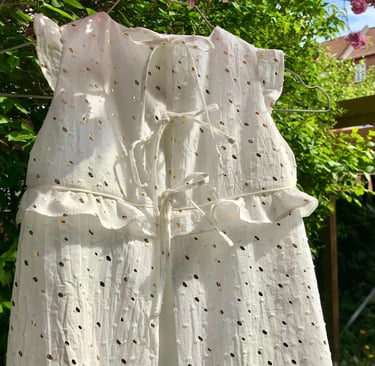 Unik dåbskjole til generationer I lukning af dåbskjole med frynser