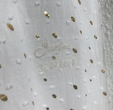 Dåbskjole broderi I Brodering af navne på dåbskjoler