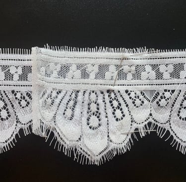 Blonde stosning af skrædder I usynlig syning af vintage look blonde