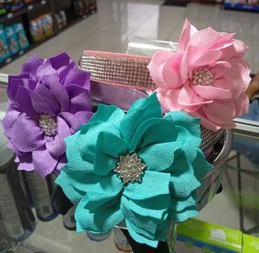 Tenemos lindos collares de rosas para nuestras perritas y gatitas.