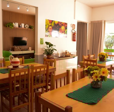 Sala ampla com mesas e cadeiras