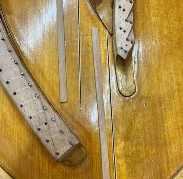 Fente table d'harmonie piano