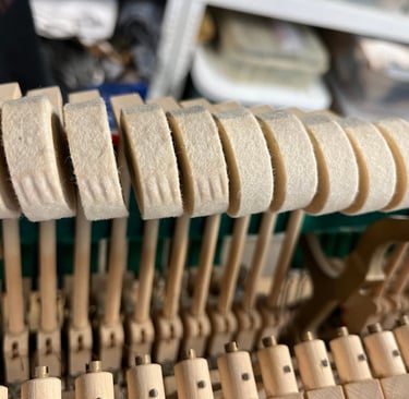 Ponçage des marteaux de piano