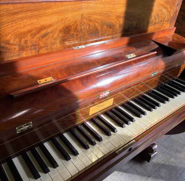 Pianino Pleyel avec placage acajou ronceux