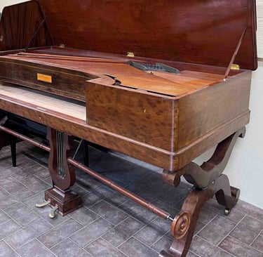 Piano Pleyel carré en acajou moucheté