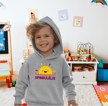 berniukas su dzemperiu ant kurio yra darzelio logotipas