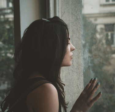 Une femme qui se sent triste, besoin de soutient et d'être accompagné pour retrouver son bien être