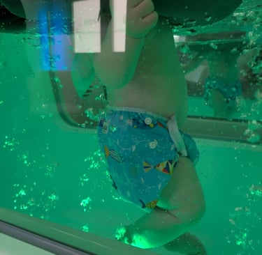 bébé dans un bain d'hydrothérapie avec les bulles fines