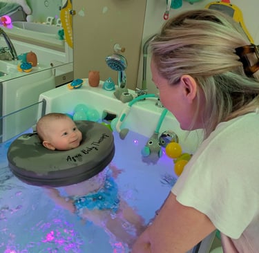 bébé heureux et en confiance devant la praticienne