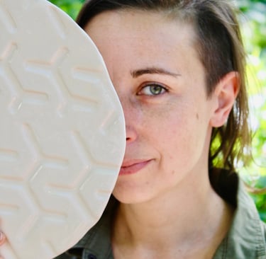 Assiette en céramique et sa créatrice Aline