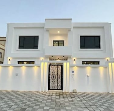 منزل بيج طابقين ومصابيح اضائة فوق السور 
