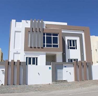 منزل ابيض مخطط بخطوط بنية بالمدينة