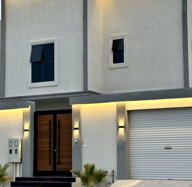 باب منزل وشبابيك سوداء ونباتات المدينة المنورة