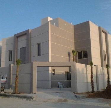 بوابة كبيرة بدون باب واشجار نخل بالمدينة