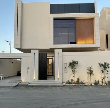 نباتات وباب وجدار منزل ابيض من الخارج فلل بالمدينة المنورة