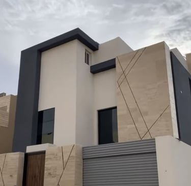 منزل بلون كحلي وبيج ونوافز سوداء بالمدينة المنورة