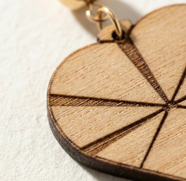 Bijoux en bois faits main, détail du grain et texture naturelle