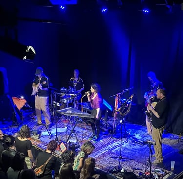 Johnny Makam à la baleine à bascule