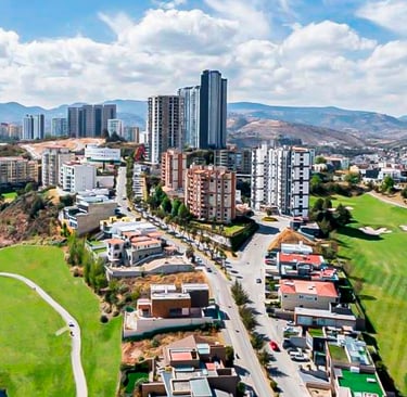 Vista panorámica de edificios de departamentos y casas en Bosque Real, rodeados por el campo de golf