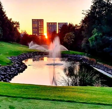 Atardecer sobre el lago del Club de Golf Cañada de Santa Fe, exclusivo para residentes