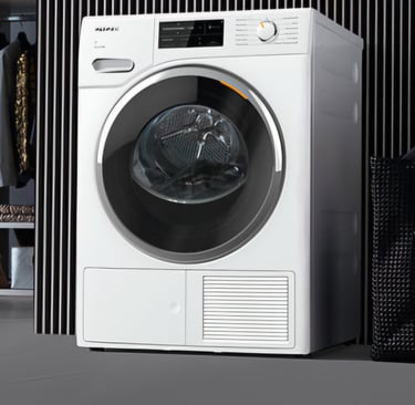 Eine weiße Miele Waschmaschine in einem dunklen Raum