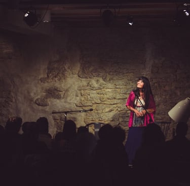 storyteller Dovie Thomason with audience