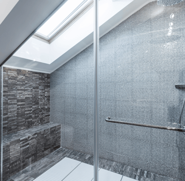 Baño con doble lavabo y ducha efecto lluvia en reforma de vivienda