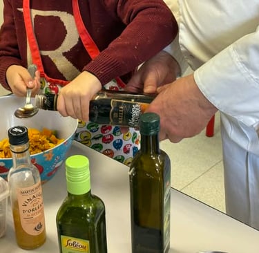 Assaisonement de la salade mangues et avocats