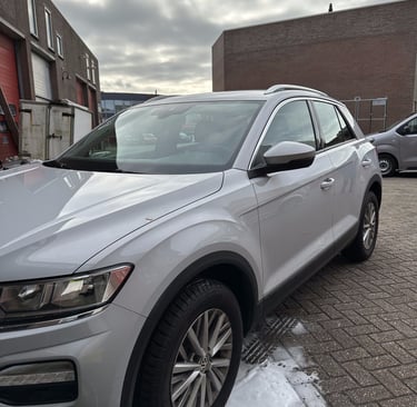 Auto met stralende lak na krasverwijdering en polijstbeurt in Purmerend.