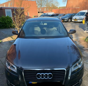 Auto met diepglanzende lak na behandeling door PolijstPro Waterland.