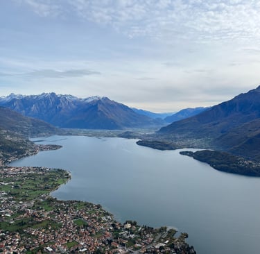 Vista del lago di Como, dei paesini a bordo lago e delle montagne circostanti.