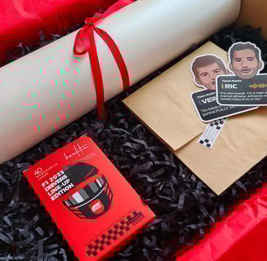 Cadou Formula 1 , gift box cu pachet de carti de joc, poster si stickere.