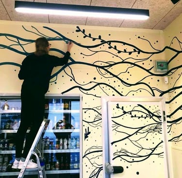 Artiste en cours de réalisation d'une peinture murale 