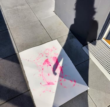 photo de l'ombre de l'artiste sur son œuvre à l'aquarelle rose