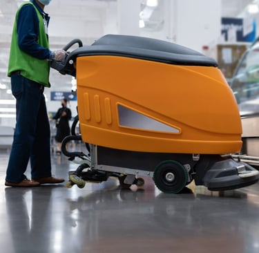 Autolaveuse professionnelle sur le sol d'un entrepôt logistique en Savoie