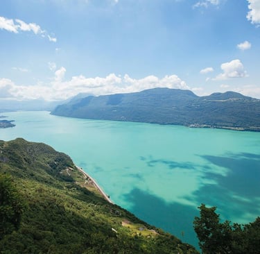 Vue aérienne du bassin annécien, territoire économique de Haute-Savoie