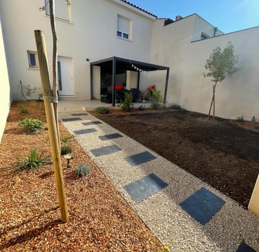 Aménagement de jardin contemporain avec allée en pas japonais réalisé par paysagiste à Montpellier