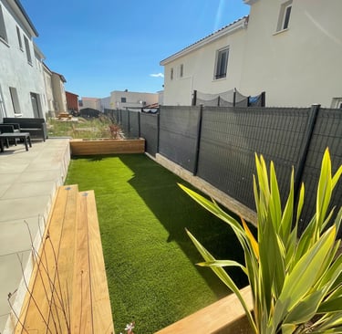 Aménagement de petit jardin avec gazon synthétique et terrasse réalisé par paysagiste à Montpellier