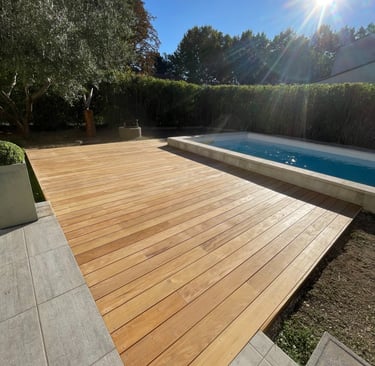 Terrasse en bois autour d’une piscine réalisée par paysagiste à Montpellier dans l’Hérault